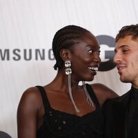 Martiño Rivas y Lily Fofana se miran cómplices en los Premios GQ Hombre del Año 2021