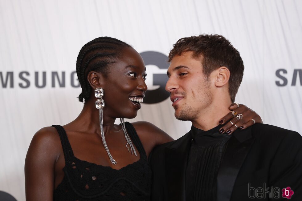 Martiño Rivas y Lily Fofana se miran cómplices en los Premios GQ Hombre del Año 2021