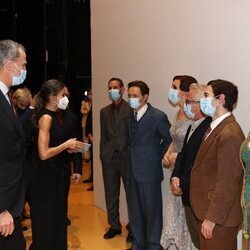 Los Reyes Felipe y Letizia felicitan en el Teatro Real al Director artístico y a los Directores y artistas de la ópera 'Parténope'