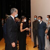 Los Reyes Felipe y Letizia felicitan en el Teatro Real al Director artístico y a los Directores y artistas de la ópera 'Parténope'