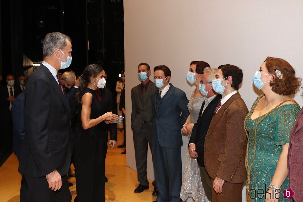 Los Reyes Felipe y Letizia felicitan en el Teatro Real al Director artístico y a los Directores y artistas de la ópera 'Parténope'