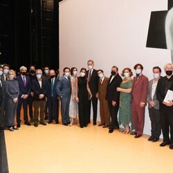 Los Reyes Felipe y Letizia con parte del equipo de la ópera 'Parténope' en el Teatro Real