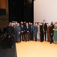 Los Reyes Felipe y Letizia con parte del equipo de la ópera 'Parténope' en el Teatro Real