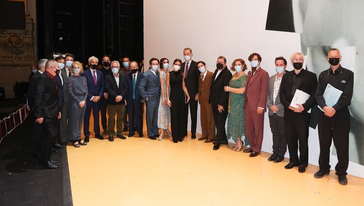 Los Reyes Felipe y Letizia con parte del equipo de la ópera 'Parténope' en el Teatro Real