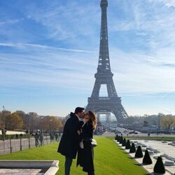 Paula Echevarría y Miguel Torres besándose frente a la Torre Eiffel