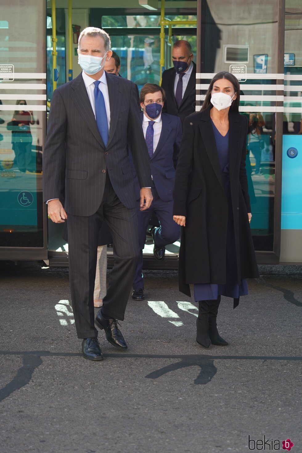 Los Reyes Felipe y Letizia se bajan de un autobús de la EMT de Madrid en Carabanchel