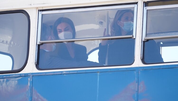 Los Reyes Felipe y Letizia, muy cómplices en el 75 aniversario de EMT Madrid