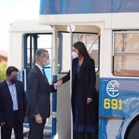 Los Reyes Felipe y Letizia muestran su complicidad en el 75 aniversario de EMT Madrid