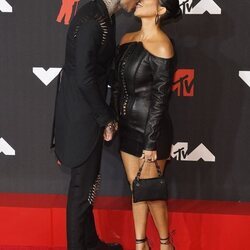 Travis Barker y Kourtney Kardashian besándose en la alfombra roja de los MTV VMAs 2021