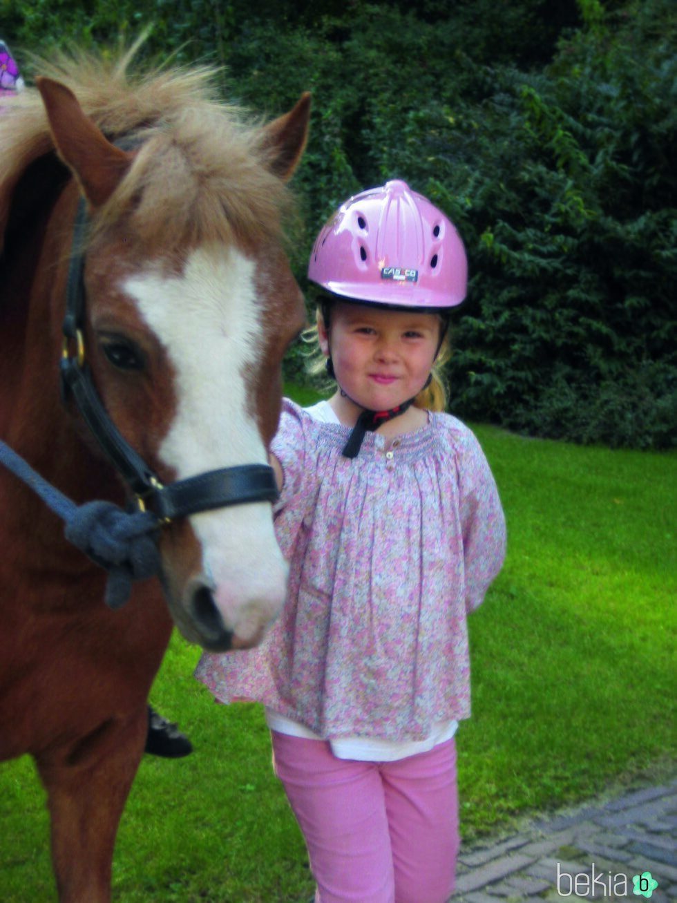 Amalia de Holanda con su pony Fredje