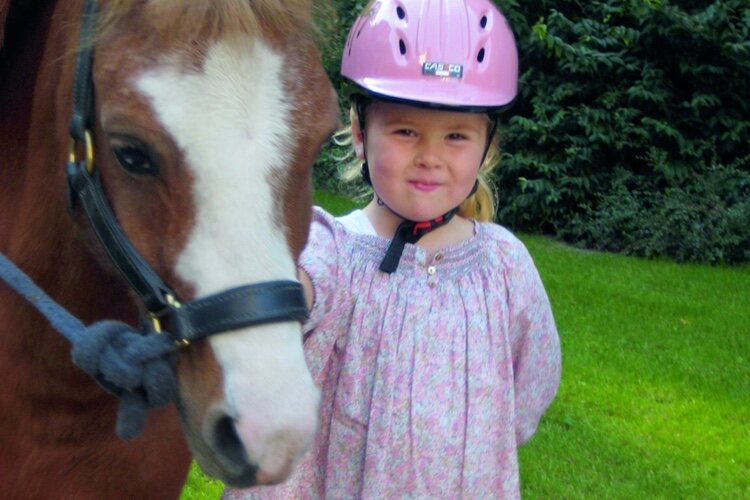 Amalia de Holanda con su pony Fredje