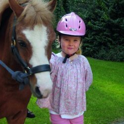 Amalia de Holanda con su pony Fredje