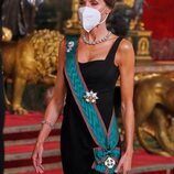 La Reina Letizia con la tiara rusa y el collar de chatones en la cena de gala al Presidente de Italia y su hija