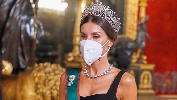 La Reina Letizia con la tiara rusa y el collar de chatones en la cena de gala al Presidente de Italia y su hija