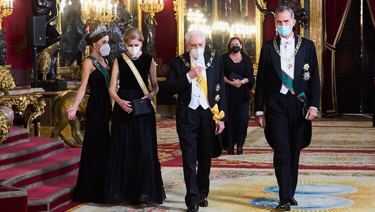 Los Reyes Felipe y Letizia, muy cómplices con el Presidente de Italia, Sergio Mattarella, y su hija Laura en una cena de gala por su Visita de España a Esp