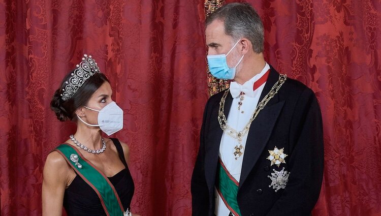 Los Reyes Felipe y Letizia, muy cómplices en la cena de gala al Presidente de Italia y su hija por su Visita de Estado a España