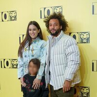 Marcelo y Clarice Alves con su hijo en el décimo aniversario del musical El Rey León