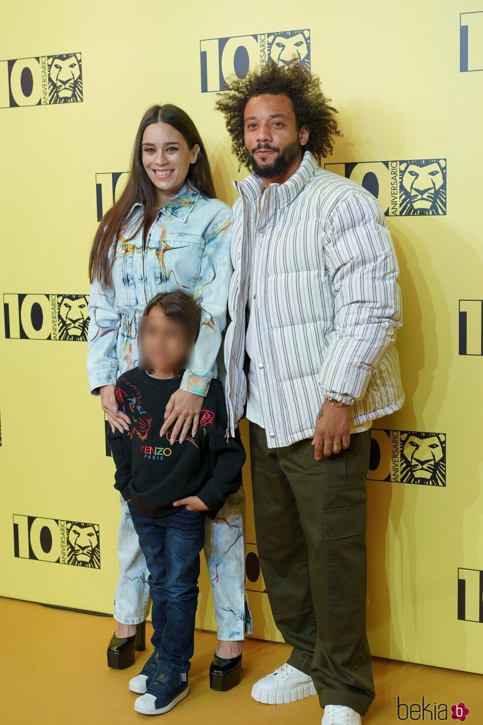 Marcelo y Clarice Alves con su hijo en el décimo aniversario del musical El Rey León