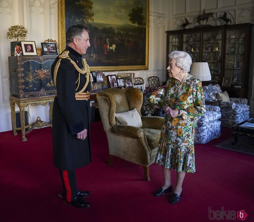 La Reina Isabel en una audiencia a Sir Nick Carter, Jefe del Estado Mayor de la Defensa