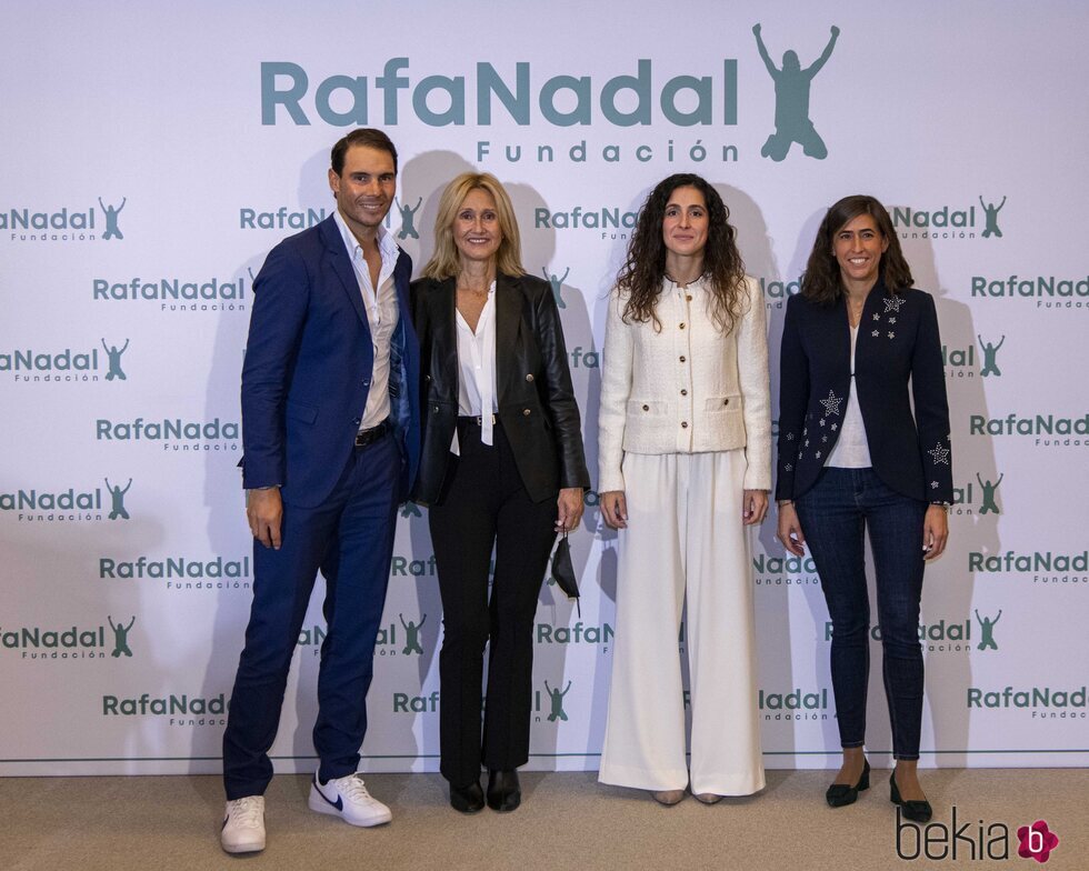 Rafa Nadal con su madre, su mujer y Eunate Gómez en la presentación de los nuevos proyectos de su Fundación