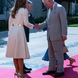 El Príncipe Carlos hace la reverencia a Rania de Jordania mientras Camilla Parker hace la reverencia a Abdalá de Jordania