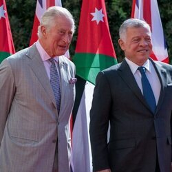 El Príncipe Carlos y Abdalá de Jordania en la bienvenida a Carlos y Camilla por su viaje oficial a Jordania