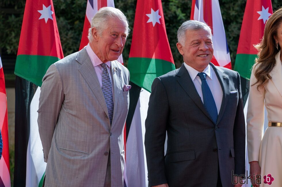 El Príncipe Carlos y Abdalá de Jordania en la bienvenida a Carlos y Camilla por su viaje oficial a Jordania