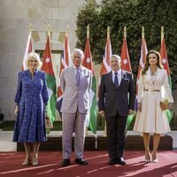 El Príncipe Carlos y Camilla Parker con Abdalá, Rania y Hussein de Jordania en la bienvenida a Carlos y Camilla por su viaje oficial a Jordania