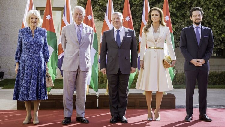 El Príncipe Carlos y Camilla Parker con Abdalá, Rania y Hussein de Jordania en la bienvenida a Carlos y Camilla por su viaje oficial a Jordania