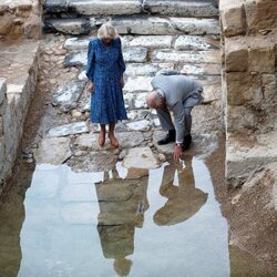 El Príncipe Carlos y Camilla Parker junto al río Jordán durante su visita oficial a Jordania