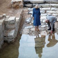 El Príncipe Carlos y Camilla Parker junto al río Jordán durante su visita oficial a Jordania