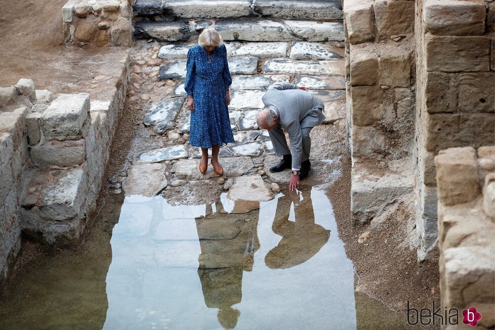 El Príncipe Carlos y Camilla Parker junto al río Jordán durante su visita oficial a Jordania