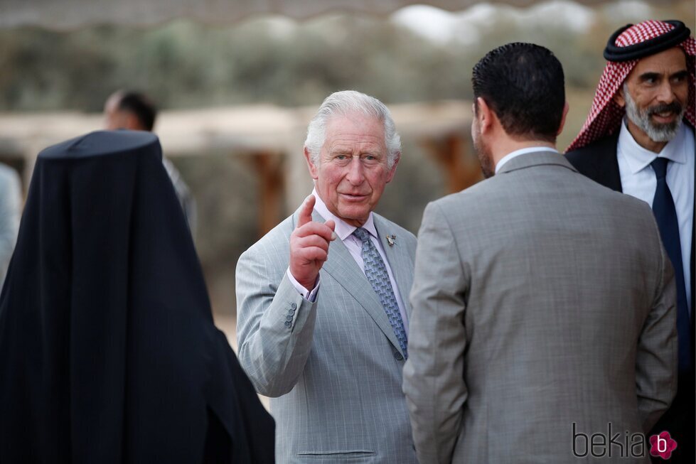 El Príncipe Carlos en Elijah's Hill durante su visita oficial a Jordania