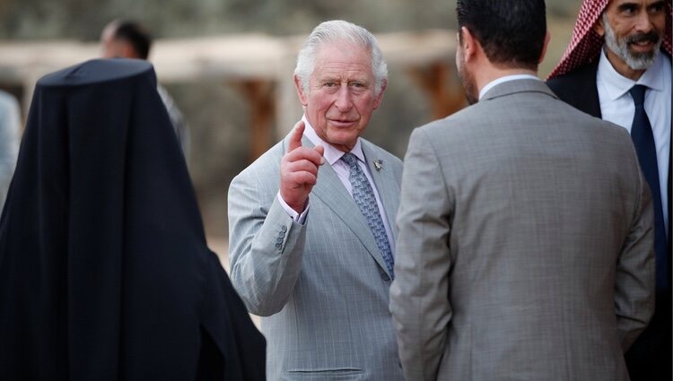 El Príncipe Carlos en Elijah's Hill durante su visita oficial a Jordania