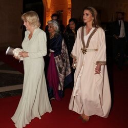 Camilla Parker y Rania de Jordania en una cena en honor a Carlos y Camilla por su visita oficial a Jordania