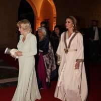 Camilla Parker y Rania de Jordania en una cena en honor a Carlos y Camilla por su visita oficial a Jordania