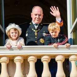 Alberto de Mónaco con sus hijos Jacques y Gabriella de Mónaco en el Día Nacional de Mónaco 2021