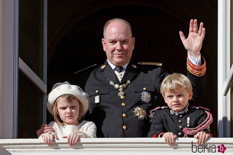 Alberto de Mónaco saludando con Jacques y Gabriella de Mónaco en el Día Nacional de Mónaco 2021