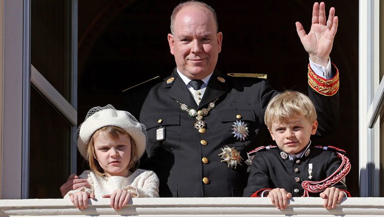 Alberto de Mónaco saludando con Jacques y Gabriella de Mónaco en el Día Nacional de Mónaco 2021