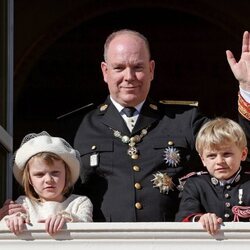 Alberto de Mónaco saludando con Jacques y Gabriella de Mónaco en el Día Nacional de Mónaco 2021