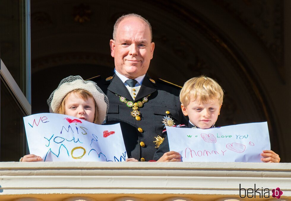 Jacques y Gabriella de Mónaco con mensajes para Charlene de Mónaco en el Día Nacional de Mónaco 2021