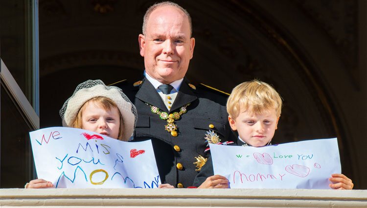 Jacques y Gabriella de Mónaco con mensajes para Charlene de Mónaco en el Día Nacional de Mónaco 2021