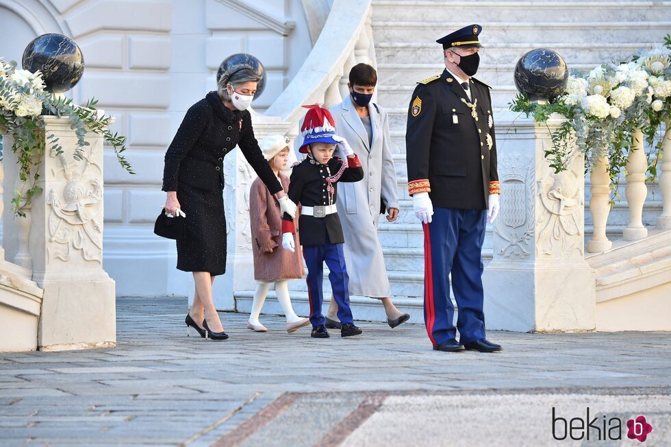 Alberto de Mónaco seguido de Jacques y Gabriella de Mónaco y Carolina y Estefanía de Mónaco en el Día Nacional de Mónaco 2021