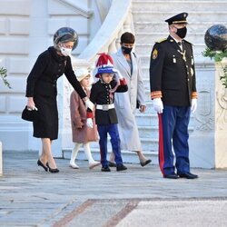 Alberto de Mónaco seguido de Jacques y Gabriella de Mónaco y Carolina y Estefanía de Mónaco en el Día Nacional de Mónaco 2021