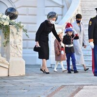 Alberto de Mónaco seguido de Jacques y Gabriella de Mónaco y Carolina y Estefanía de Mónaco en el Día Nacional de Mónaco 2021