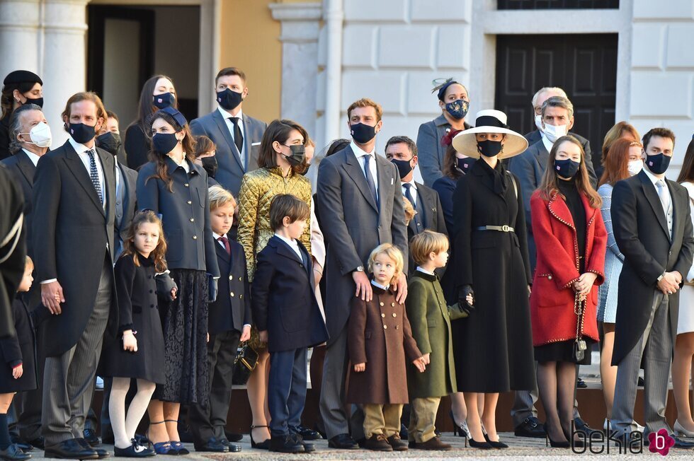 Andrea Casiraghi, su mujer y sus hijos, Carlota Casiraghi y su hijo, Pierre Casiraghi, Beatrice Borromeo y sus hijos, Alexandra de Hannover y Louis Ducruet