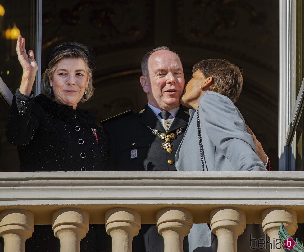 Estefanía de Mónaco besa a Alberto de Mónaco en presencia de Carolina de Mónaco en el Día Nacional de Mónaco 2021