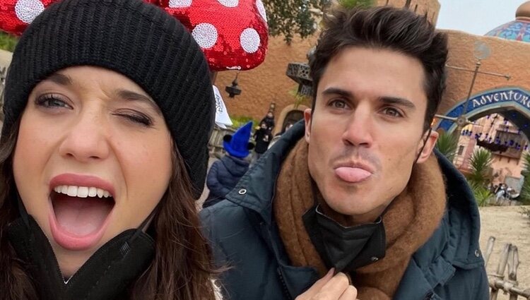 María Pedraza y Álex González en Disneyland París