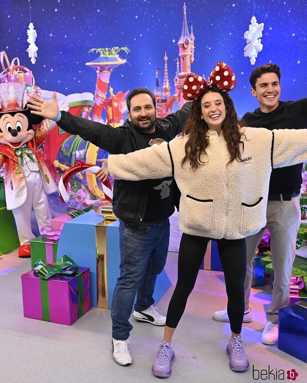 Marcos Cabotá, María Pedraza y Álex González en Disneyland París