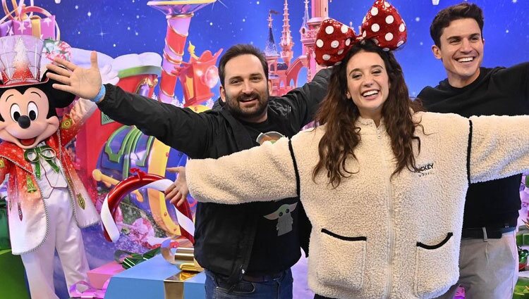 Marcos Cabotá, María Pedraza y Álex González en Disneyland París